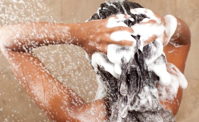 lavando cabelo com barra de sabao