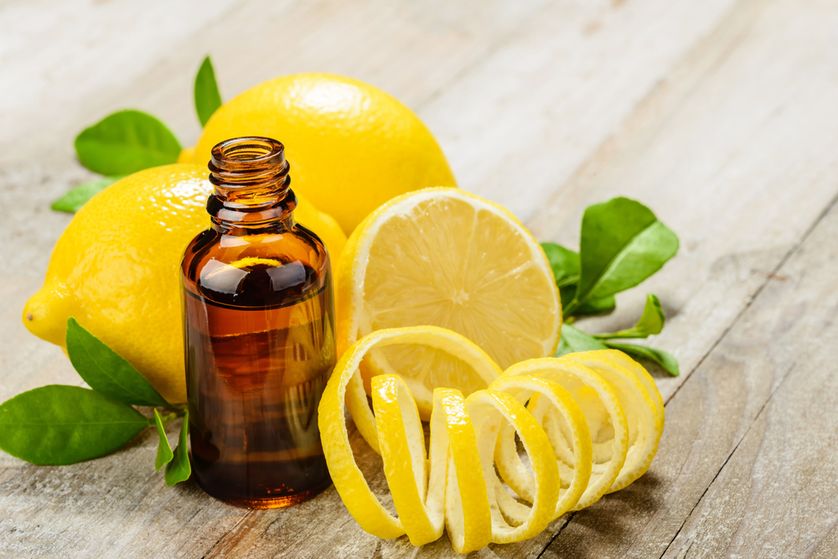 limones e casca de limão com óleo essencial
