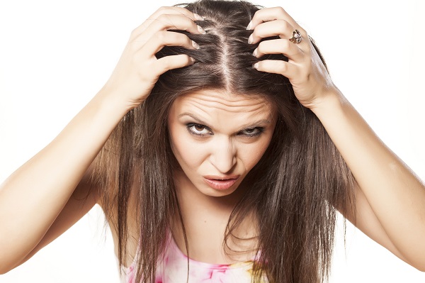 mulher com silicone acumulada no cabelo 